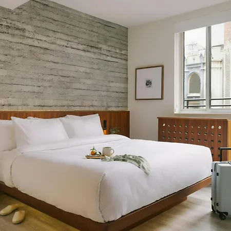 Sonder Henri on 24 Hotel